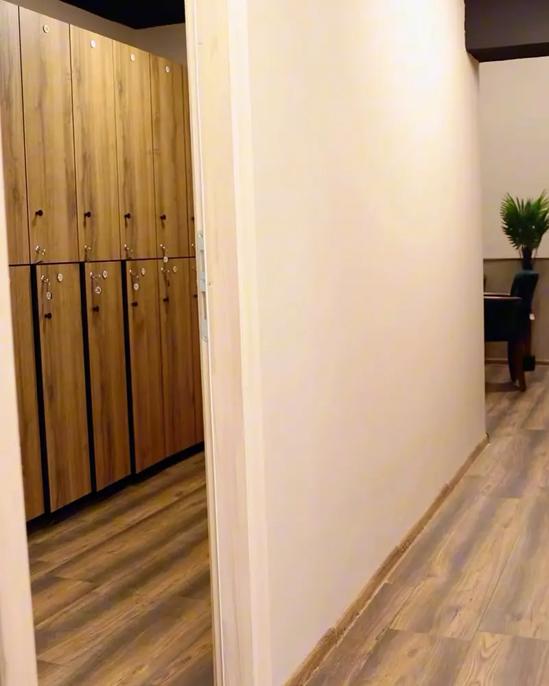 Hodnik prema svlačionicama s drvenim ormarićima