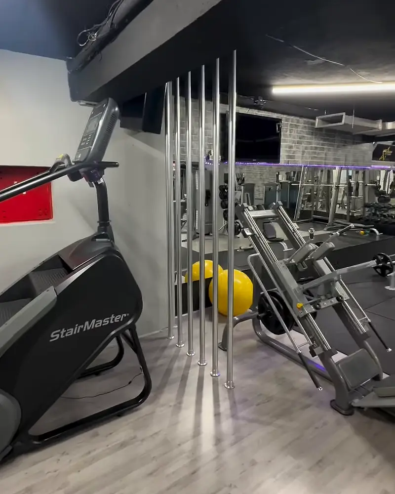 Centar u Usori: stepper i sprave za trening, žute pilates lopte u pozadini